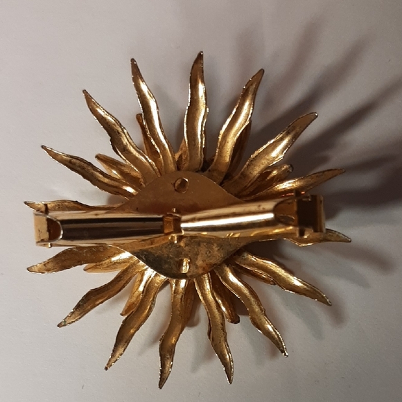 1950's Vintage Goldtone Sunburst Brooch with Pearl Accent & a Hinged Clip - Picture 9 of 14